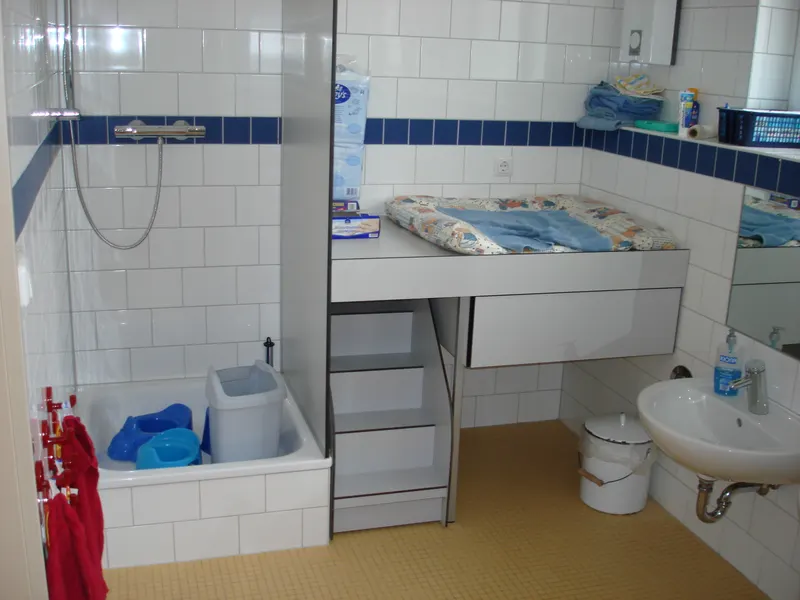 Treppe aus HPL Material, ausziehbar, Schubkasten unter einem Wickeltisch für eine Kita