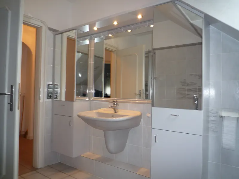Badezimmerschänke mit Spiegel