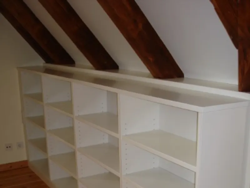 Bücherregal unter Dachschräge, weiß