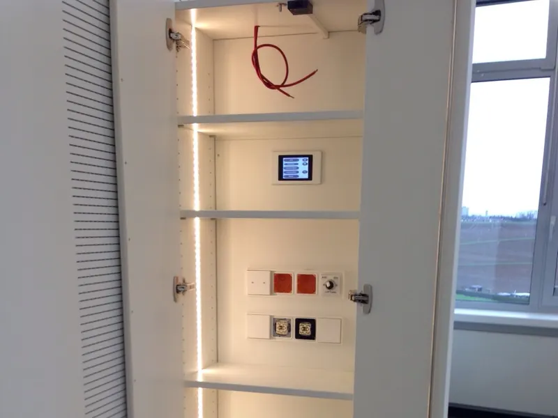 Schrank für Elektroverteilung mit LED-Beleuchtung ABDA-Eschborn