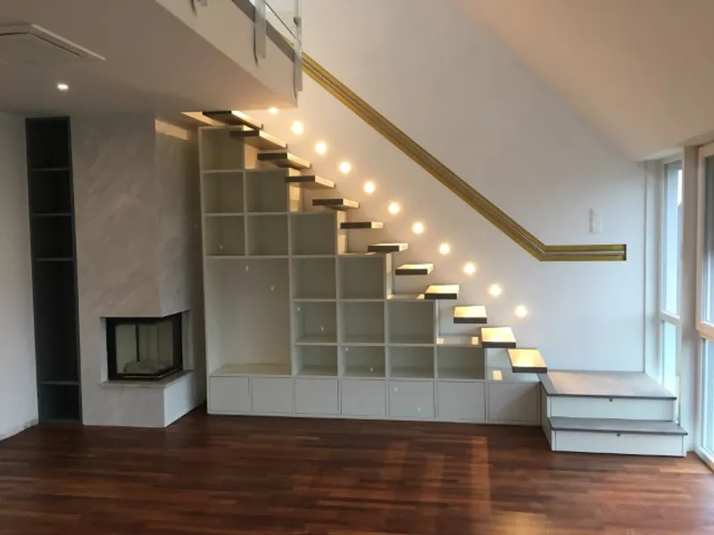 Regale unter Treppe