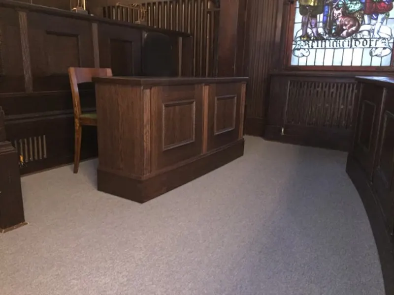 Rathaus Reinickendorf BVV-Saal Tisch für Schriftführer