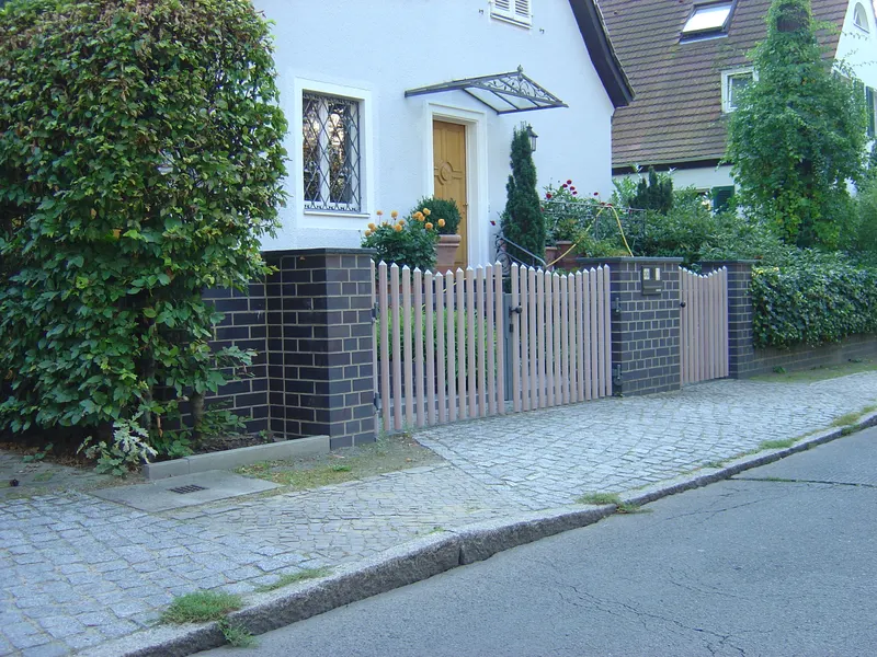 Haustür in Eiche, Sicherheitsfenster und Zaun, Oberfläche lasiert