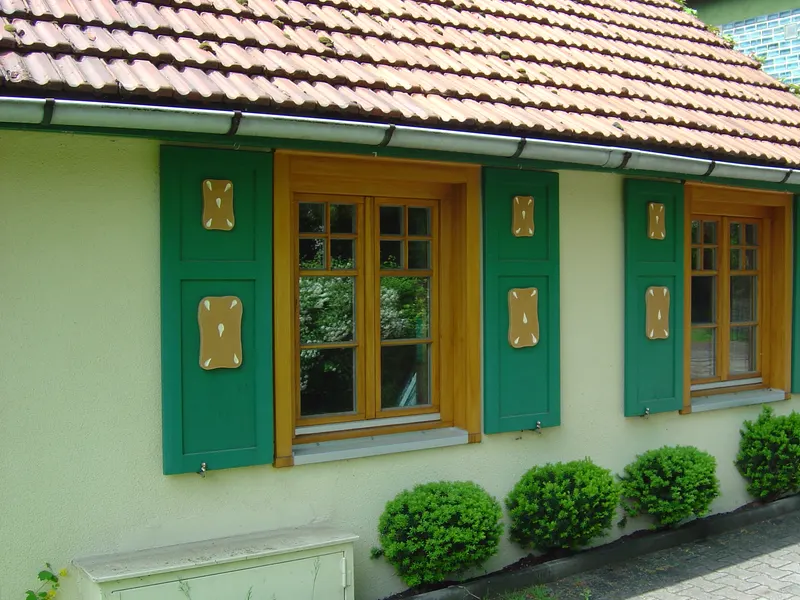 gegusch-Holzfenster und Fensterläden