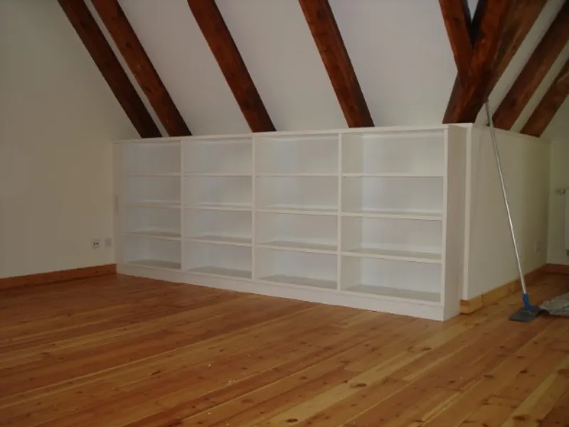 Bücherregal unter Dachschräge, weiß