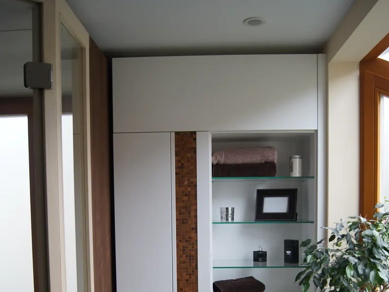 Badezimmerschrank weiß mit Teak