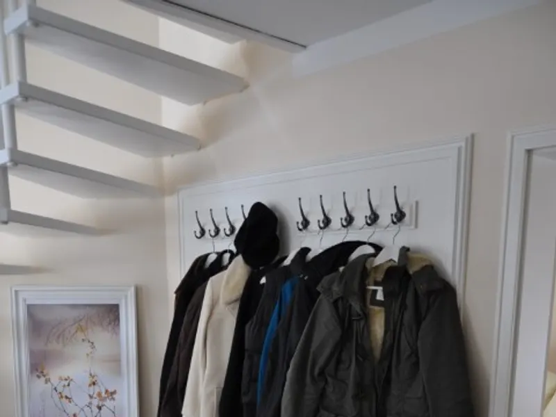 Garderobe weiß lackiert, mit Paneel und Sitzfläche