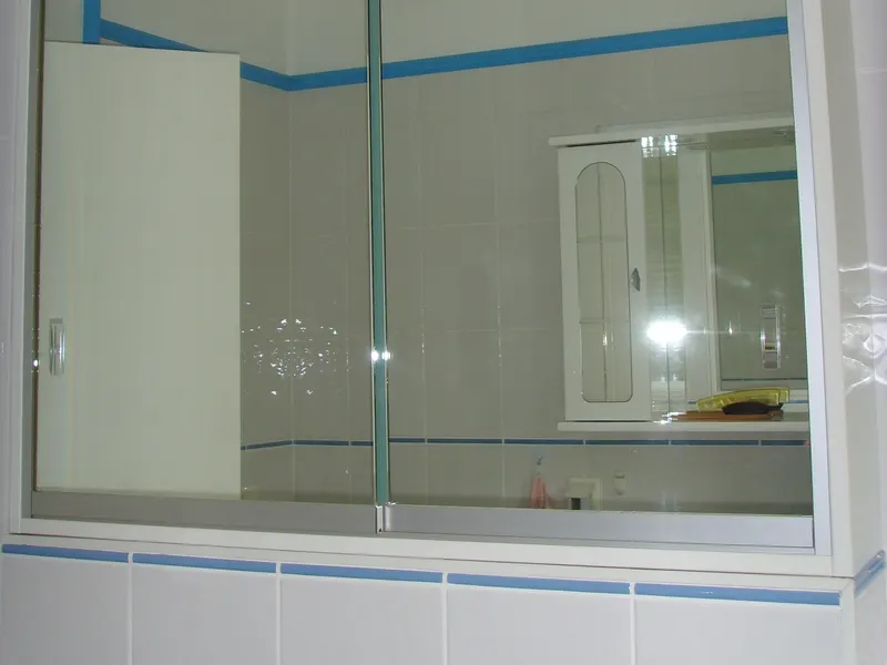 Badezimmerschrank mit Spiegelschiebetüren, geschlossen
