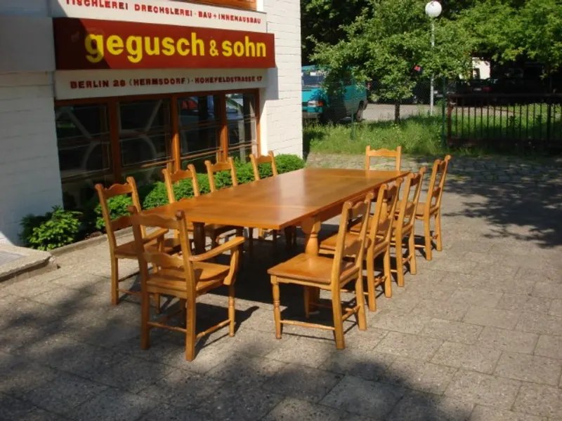 Tisch und Stühle aus Eiche