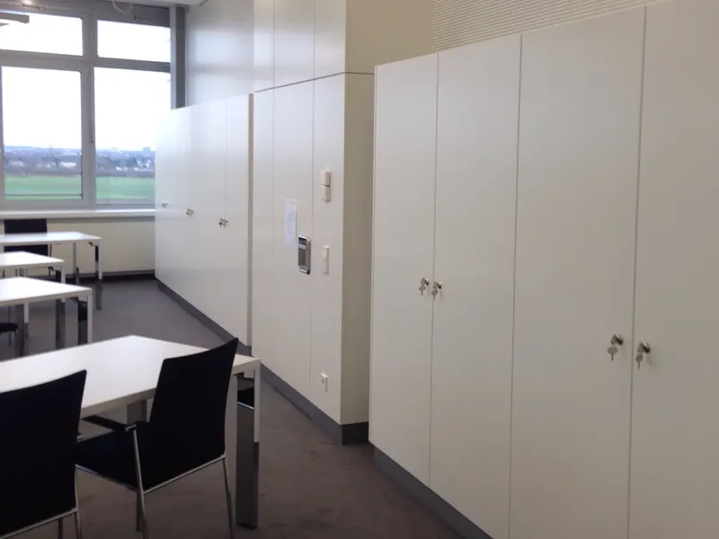 Schränke und Eingangstür ABDA-Eschborn