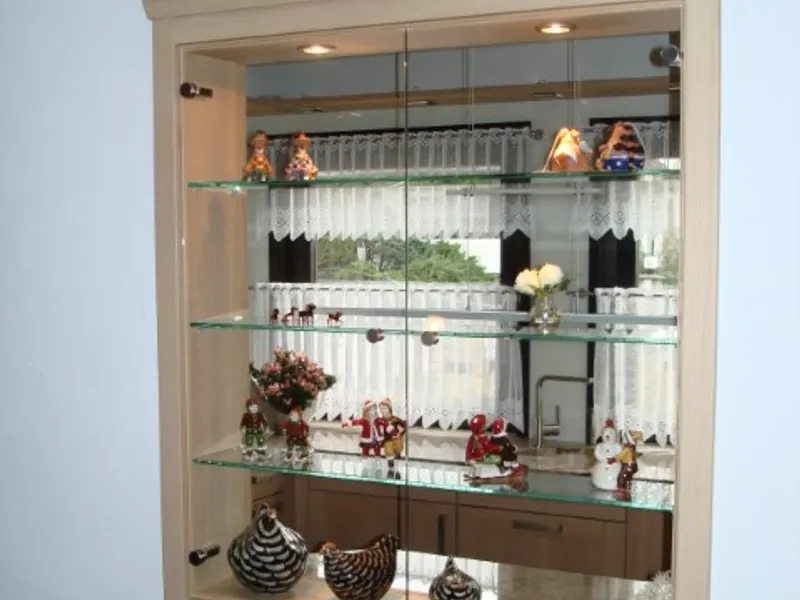 Eckbanklehne mit Vitrine aus Eiche