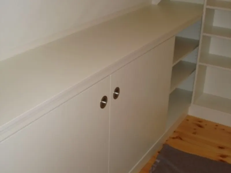 Einbauregal mit Türen unter einer Dachschräge, weiß lackiert