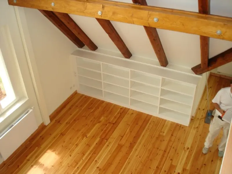 Bücherregal unter Dachschräge, weiß