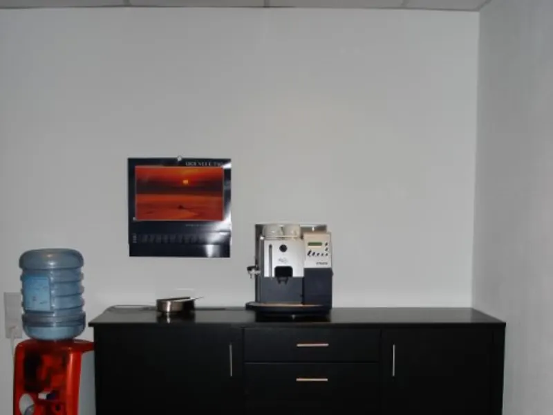 Sideboard mit Kühlschrank und Kaffeeautomat im Besprechungsraum, Still GmbH