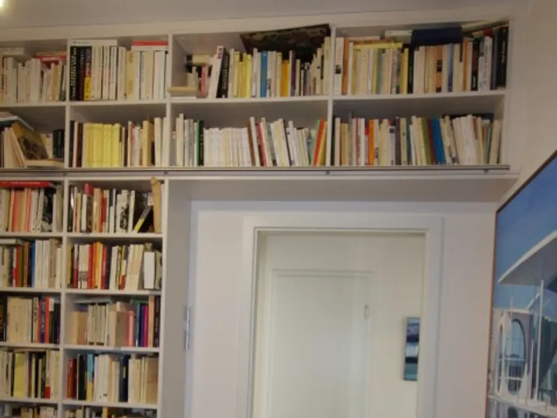 Bücherregal weiß mit Türdurchgang