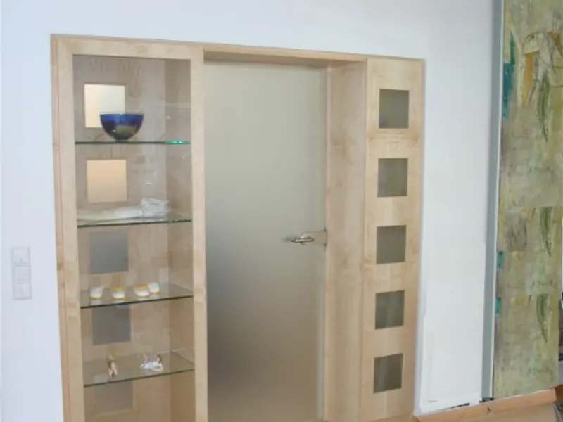 Vitrinen mit mattierter Glastür