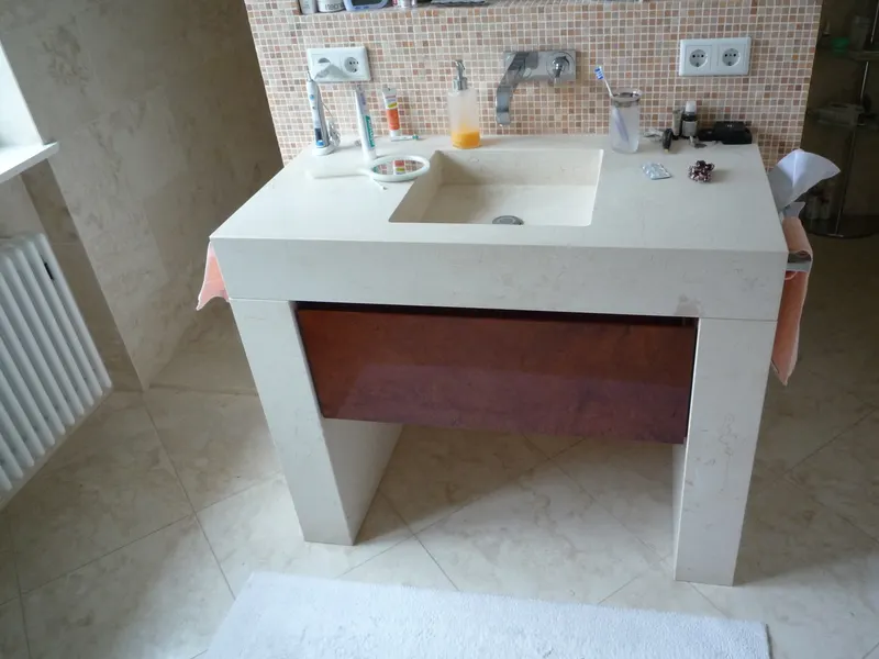 Badezimmerschubkasten unter einem Waschbecken