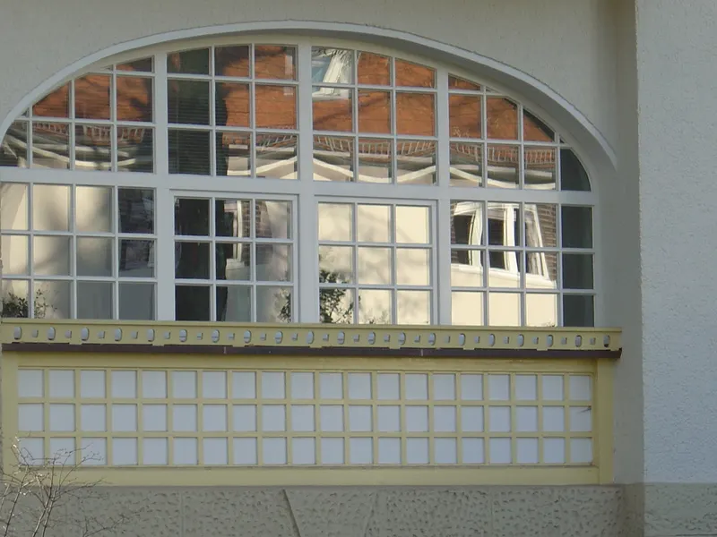 Korbbogenfenster mit Sprossen