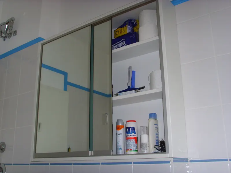 Badezimmerschrank mit offenen Spiegelschiebetüren