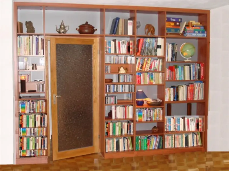 Einbauregal Kirschbaum mit anthrazitgrauer Rückwand