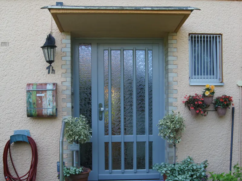 Haustür mit Sprossen und Seitenteil, Denkmalschutz