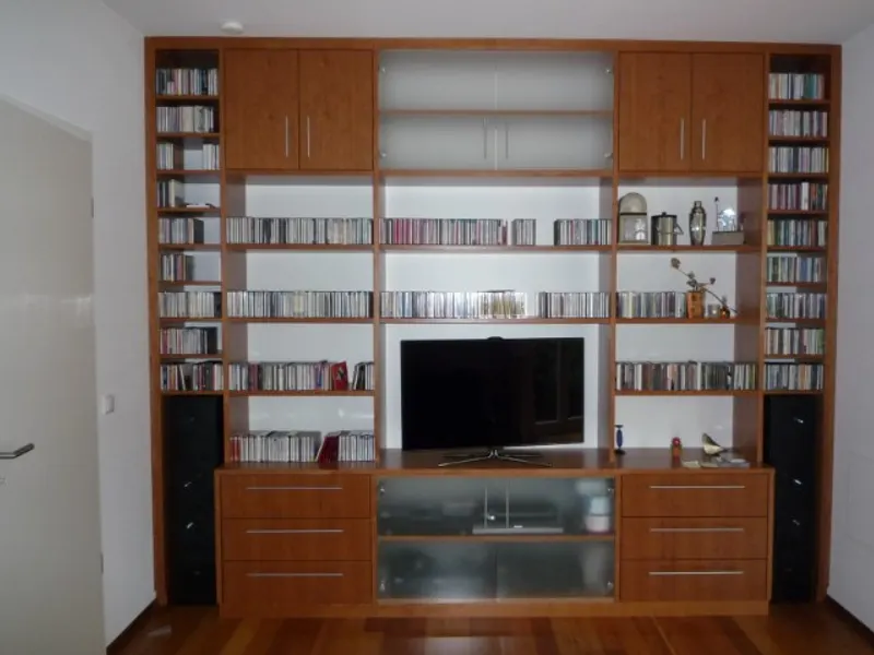 Kirschbaumregal mit Glastüren und Schubkästen1