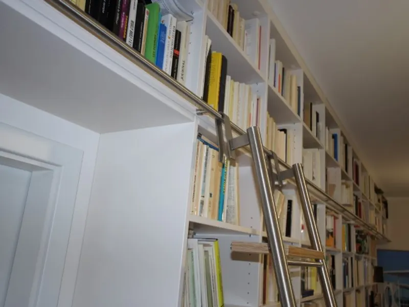 Bücherregal weiß Leiterreling